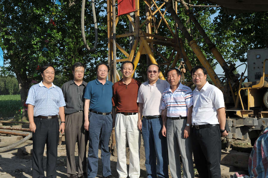 我局与市国土局、市环保局、市水务局领导在《北京市平原区地下水环境监测与初步整治方案》项目野外施工现场.jpg/
