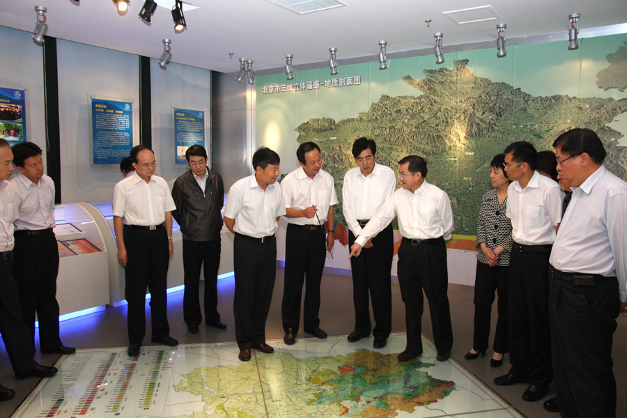 徐绍史部长郭金龙市长与局长魏连伟探讨北京地质问题.jpg/