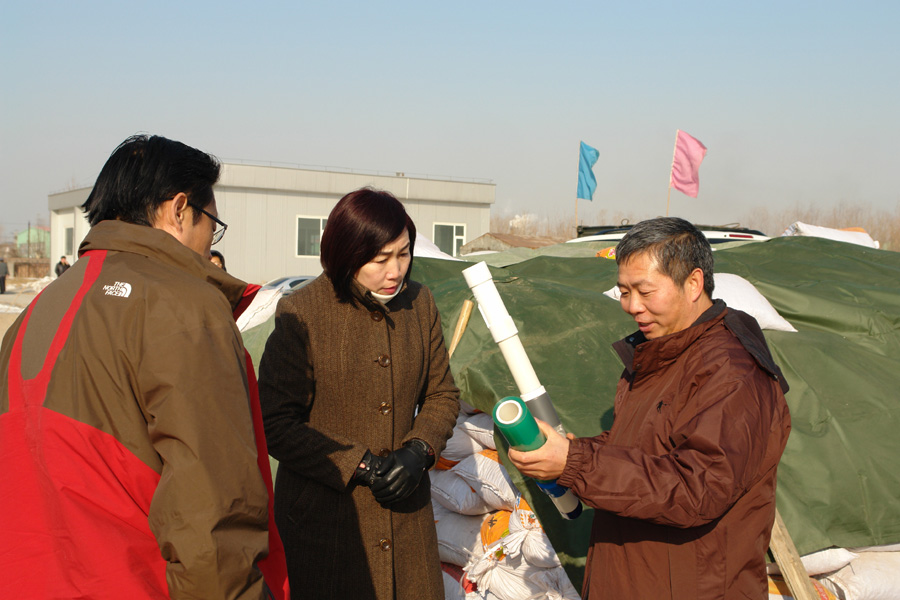 4.市环保局副局级巡视员李晓华在《北京市平原区地质环境监测与初步整治方案》项目野外施工现场考察监测井.jpg/