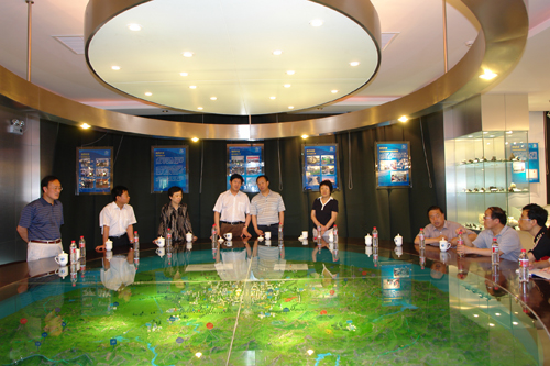8.徐德明副部长来局实地察看国土资源部与北京市政府合作开展的《北京市多参数立体地质调查项目》成果.jpg/