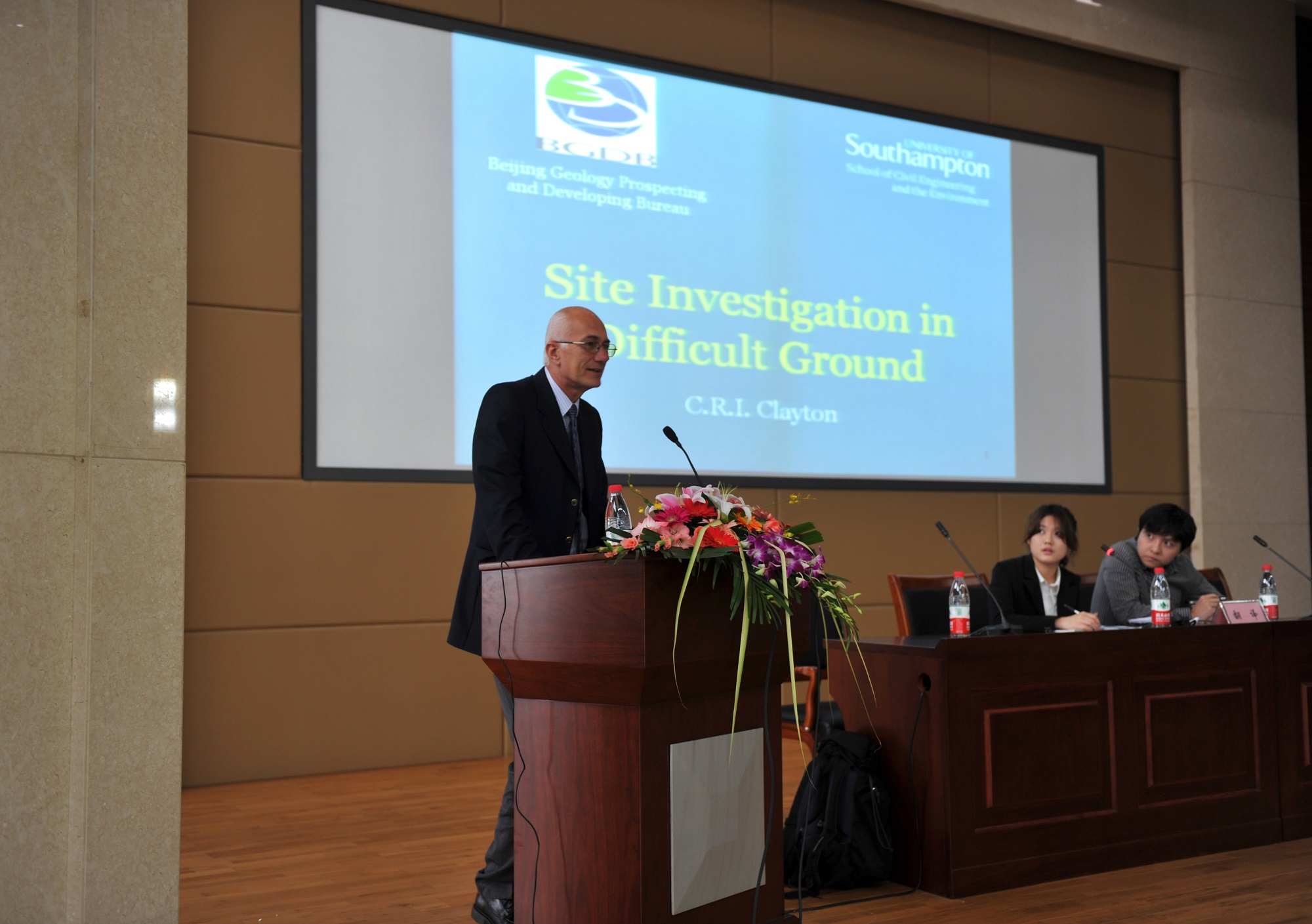 3.英国南安普顿大学土木工程与环境学院院长克里斯.克莱顿教授来我局学术交流访问.jpg/