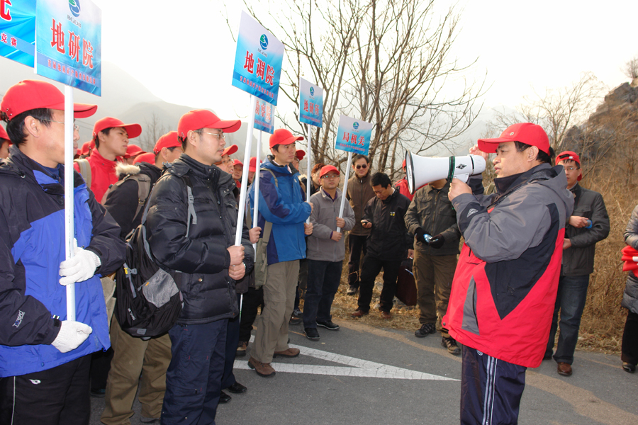 19八组参赛队员听取裁判长郑桂森介绍野外路线踏勘竞赛规则.jpg/