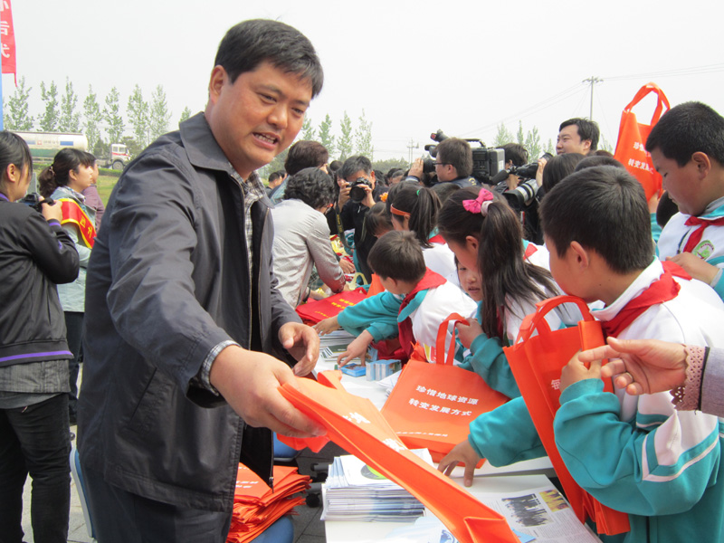 19.副局长刘连刚在房山世界地质公园博物馆向市民发放世界地球日宣传材料.jpg/