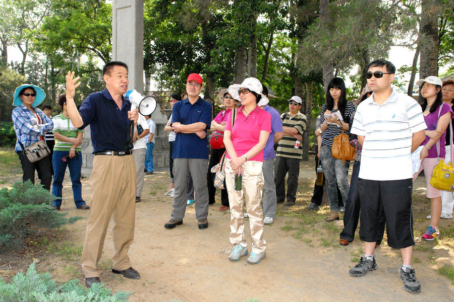6.局机关学习大讲堂野外考察十三陵地质与文化.jpg/