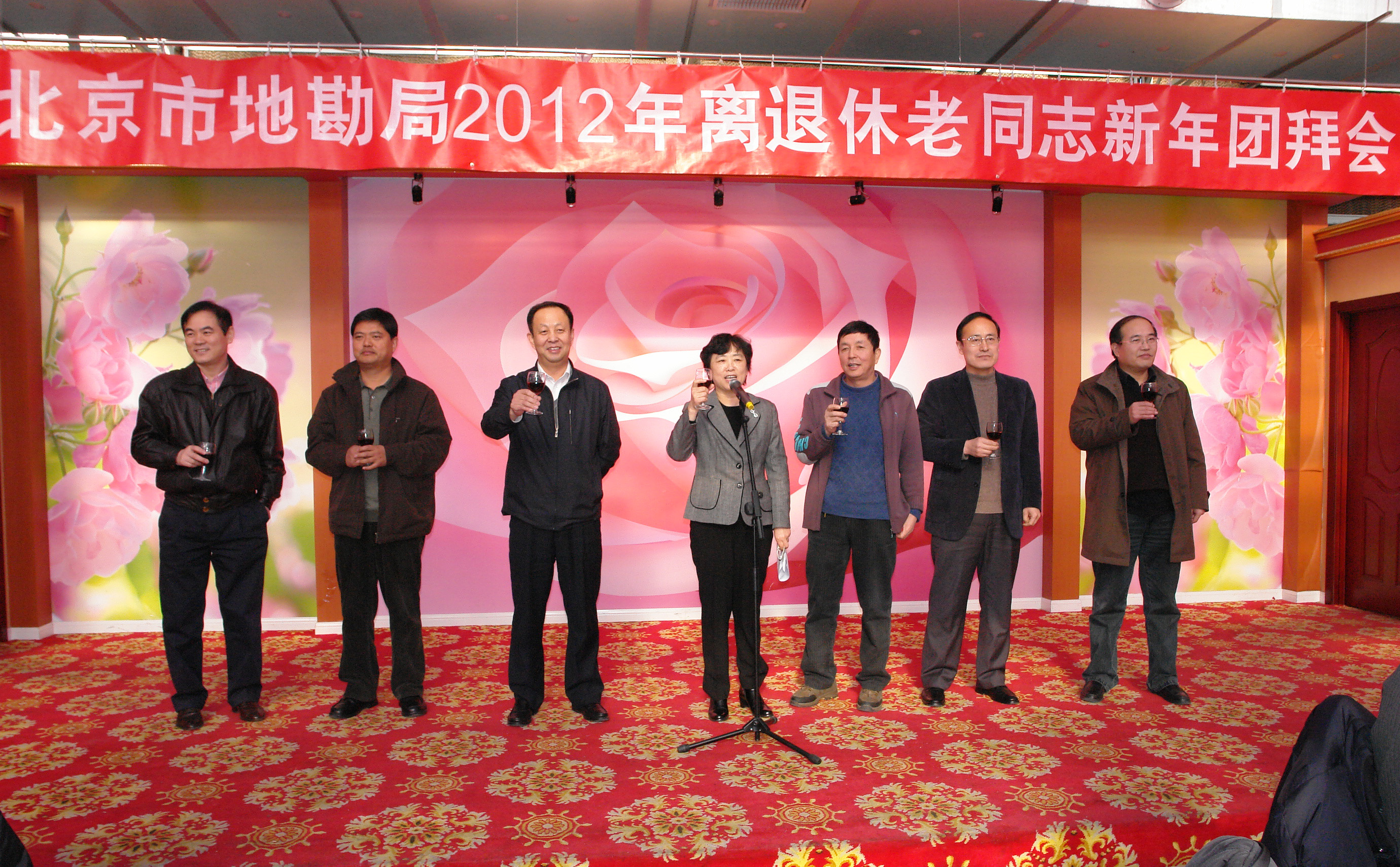 1697447654471.jpg 7.局领导班子成员为离退休老同志恭贺2012年新春佳节.jpg/