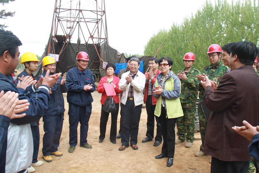 18局党委书记左欣到密云桑园铁矿工地检查工作看望慰问一线职工.jpg/
