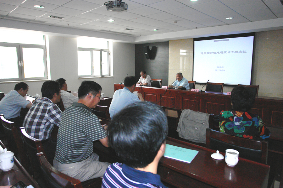 1.吉林大学王世称教授作学术报告.jpg/