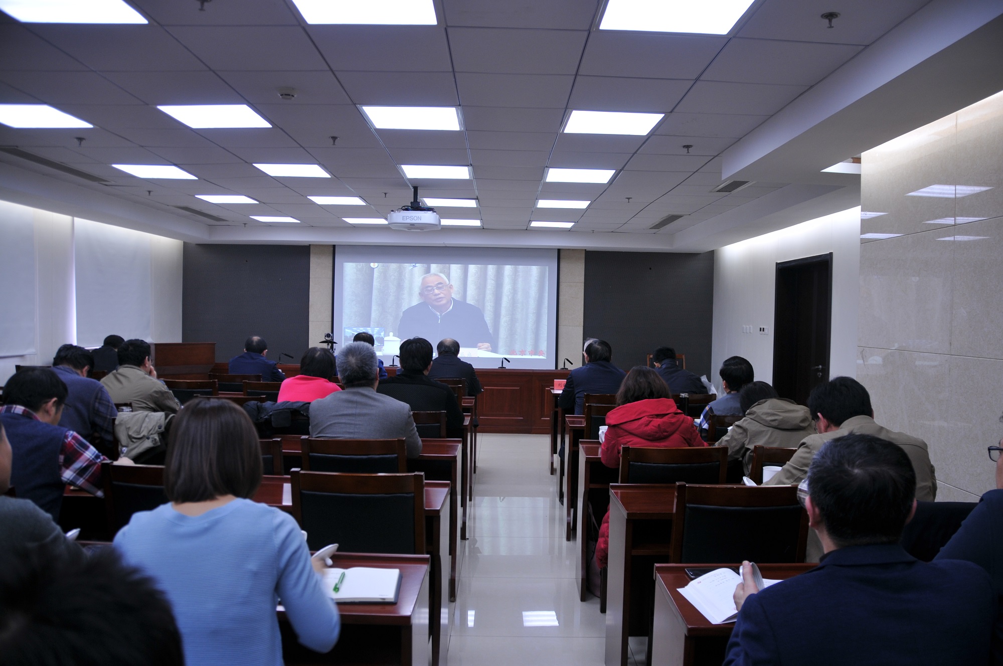 7.12月30日，我局处级以上干部在局分会场参加市委市政府理论中心组学习（扩大）电视电话会，收看收听中纪委副书记吴玉良围绕“学习贯彻党的十八届六中全会精神、贯彻落实《中国共产党员党内监督条例》”作专题辅导报告.jpg/