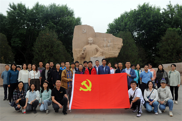 23 20240524（周静）“弘扬清风正气 探研监测发展”市地勘院机关、市地环所部分党支部联合开展党日活动 (2).jpg