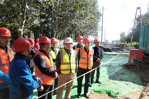 49 20241002（赵龙）市地环所领导深入地面沉降监测网建设工程施工现场开展巡视慰问 (9).jpg