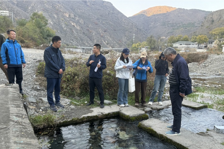 20241028（董佩）市地勘院副院长李方震参加市地环所地下水基础党支部主题党日活动 (1).jpg