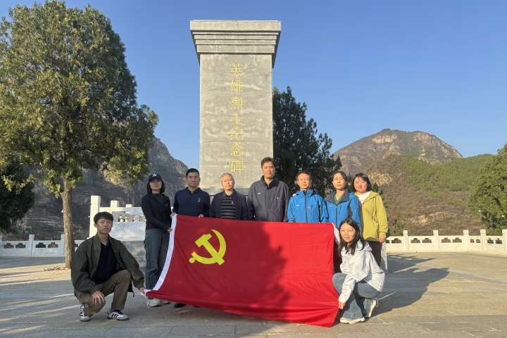 20241028（董佩）市地勘院副院长李方震参加市地环所地下水基础党支部主题党日活动 (3).jpg