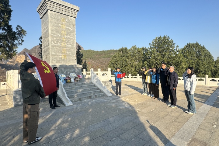 20241028（董佩）市地勘院副院长李方震参加市地环所地下水基础党支部主题党日活动 (4).jpg