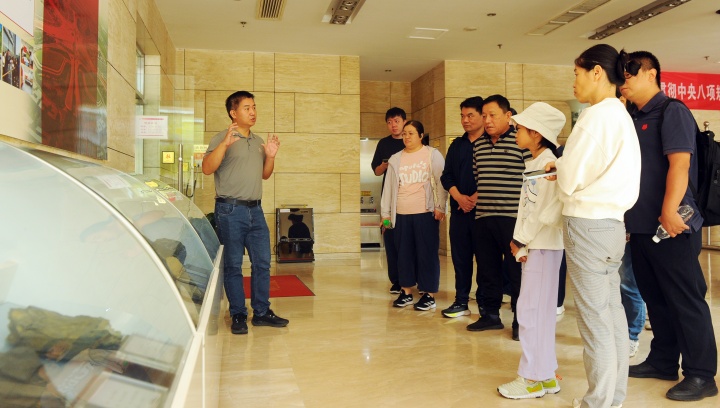 20250926（张鸿斌）沉浸探索水科学实验室，零距离体验水质检测奥秘 市地环所“见证每一滴水的清澈”开放日活动圆满举行 (4).jpg