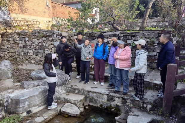 20251022（王晶晶）市地环所纪检党支部、地下水基础党支部开展“追随烈士足迹 寻找界碑印记”红色教育行主题党日活动（2）.jpg