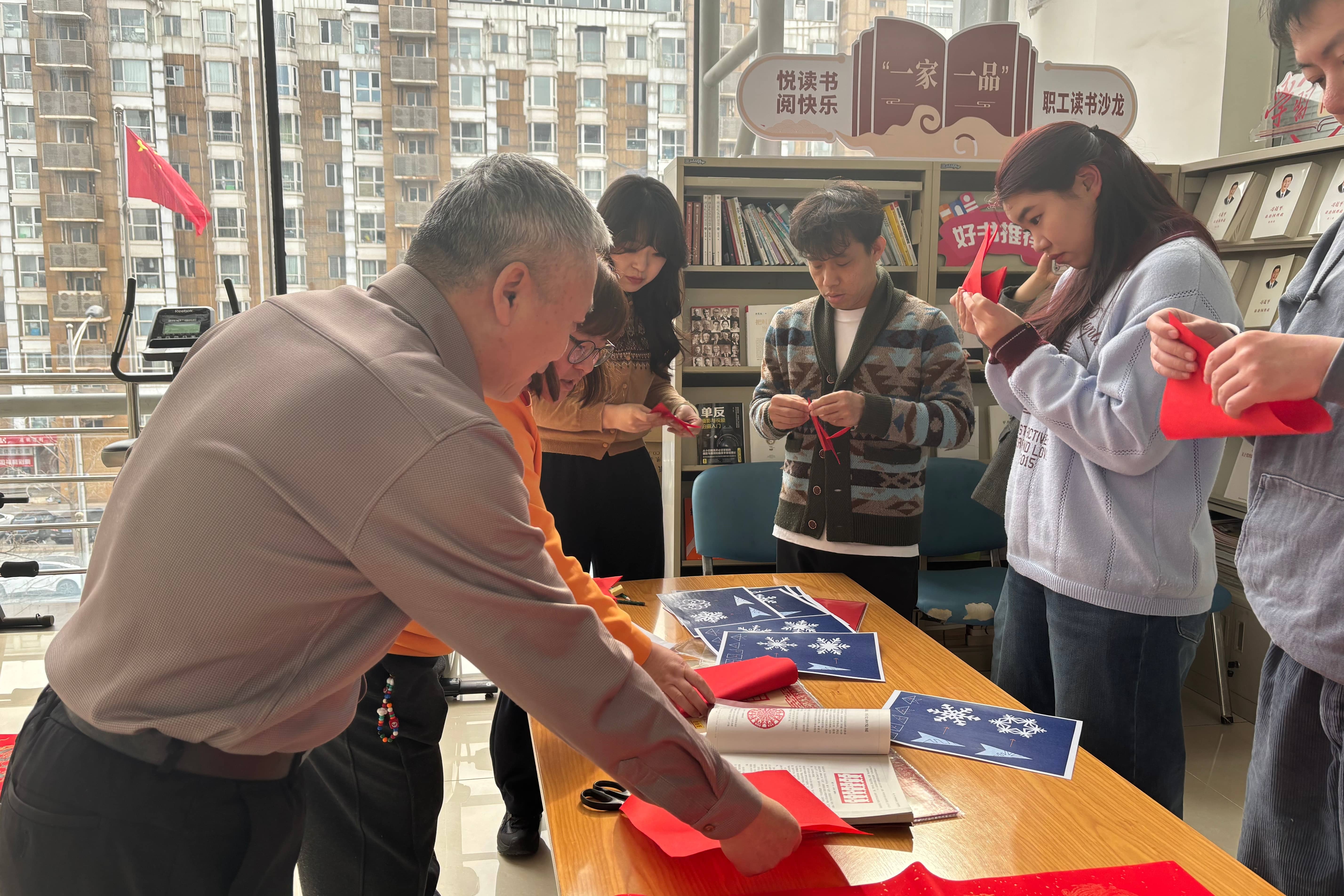 20260209（田玉菊）“笔墨书春意　剪纸送福来”——市地环所工会顺利举办新春送福主题活动 (4) (1) (1)(1).jpg