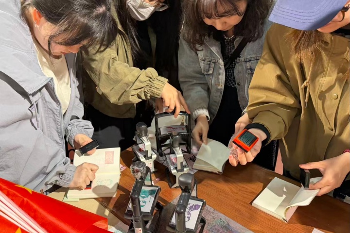 1778552433765.jpg 202960428(周静)踏寻红色文脉,不负青春韶华——市地环所举办五四红色教育City Walk主题活动 (3).jpg