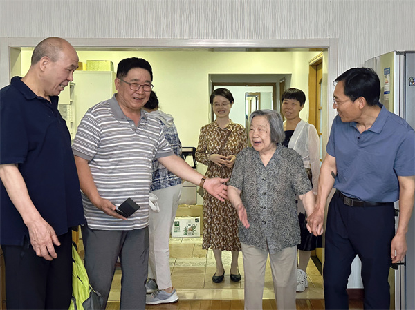 1730255484462.jpg 27 20240530(祁颖)传承优良家风共话爱国情怀 离退休五支部与邵力子后代共同开展主题党日活动 (4).jpg