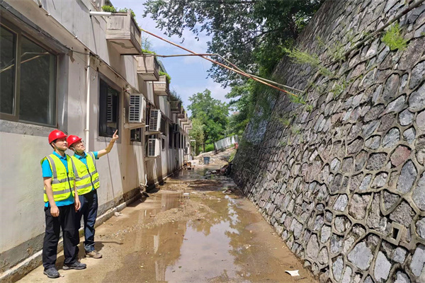 1730258500307.jpg 37 20240810(赵龙)迎风逆行,谱写最美背影 北京市地环所应急调查后备队奔赴门头沟区支援地质灾害应急 (1).jpg