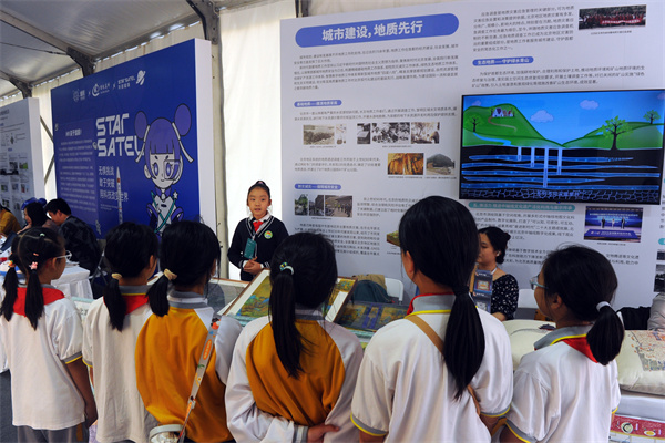 1730272952455.jpg 45 20240922(刘云飞)探寻科技前沿 共创地质事业新未来 北京市地质环境监测所举办亲子研学活动助力全国科普日 (5).jpg