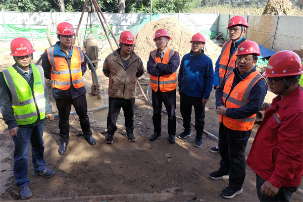 1730273727909.jpg 49 20241002(赵龙)市地环所领导深入地面沉降监测网建设工程施工现场开展巡视慰问 (7).jpg