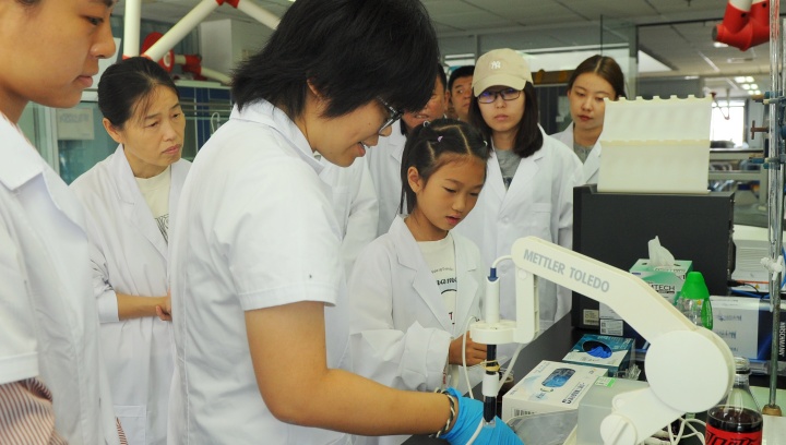 1762130111263.jpg 20250926(张鸿斌)沉浸探索水科学实验室,零距离体验水质检测奥秘 市地环所“见证每一滴水的清澈”开放日活动圆满举行 (3).jpg